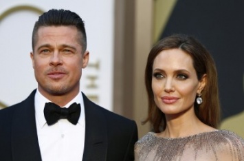 Страдающая после развода Джоли решила податься в политику