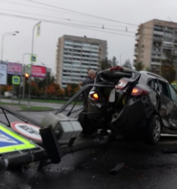 В Петербурге автомобиль столкнулся с маршруткой, а потом снес светофор
