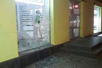 В центре Одессы разбили витрину магазина: похитили велосипед и героскутер (ФОТО)