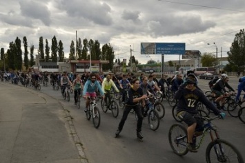 Велосипедисты колоной добрались на поселок Котовского и вернулись обратно в Одессу (ФОТО)