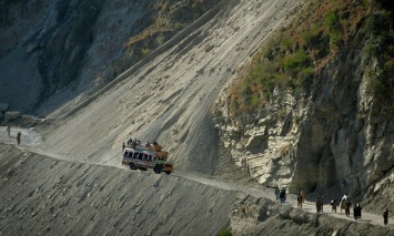 В Пакистане автобус сорвался с горы: Погибли 23 человека