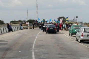 Границу с Крымом перекрыли на несколько часов из-за 200 активистов с флагами