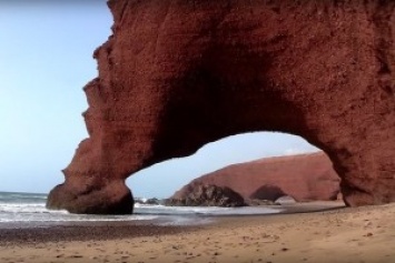 В Марокко рухнула знаменитая арка на пляже Легзира