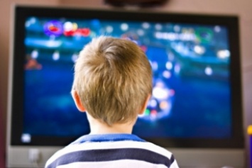 На 3-летнего малыша упал тяжелый телевизор
