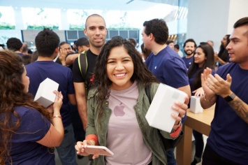 Фотофакт: тысячи человек пришли посмотреть открытие первого магазина Apple в Мексике