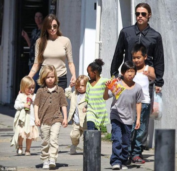 Няни детей Анджелины Джоли и Брэда Питта рассказали о бардаке, который творится в доме звезд