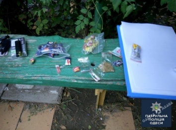 Одесские копы задержали нервного наркодиллера на детской площадке (фото)