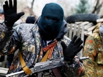 Жители Луганска задержали двух боевиков, которые пытались похитить железные ворота
