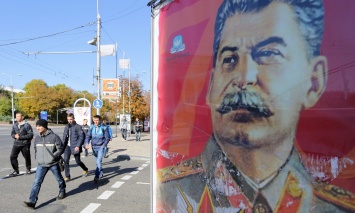 Их вырастил и вдохновляет Сталин: в Москве восхваляют тирана (видео)