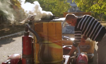 Житель Запорожской области "научил" ездить автомобиль на дровах (Видео)