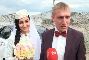 По дороге на КП "Чонгар" колонна участников митинга встретила крымско-татарскую свадьбу