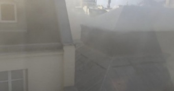 СМИ: В центре Парижа загорелось здание театра