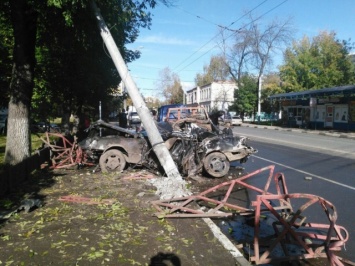 Страшное ДТП в центре города Ярославля: разбитый всмятку Mercedes увезли на эвакуаторе