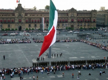 Несколько сотен тысяч жителей Мехико протестуют против легализации однополых браков