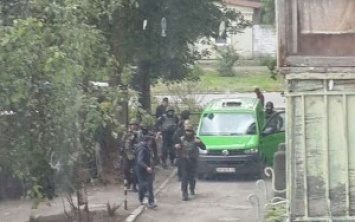 Очевидцы утверждают, что убийца полицейских в Днипре забаррикадировался в жилом доме