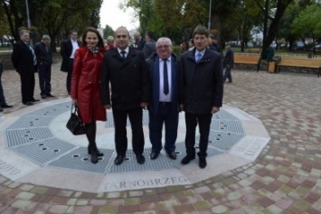 Представители четырех из восьми городов-побратимов Чернигова уже оценили фонтан, напоминающий о межнациональной дружбе