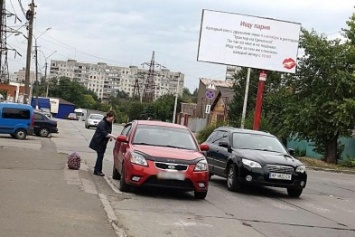 Припарковалась! В Мариуполе женщина оставила машину на пешеходном переходе и ушла за картошкой (ФОТОФАКТ)