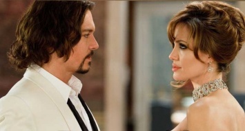 СМИ: Анджелина Джоли из-за развода сблизилась с Джонни Деппом