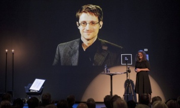 Эдварда Сноудена наградили немецкой премией «Бокал благоразумия»