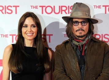 Анджелину Джоли поддерживает Джонни Депп