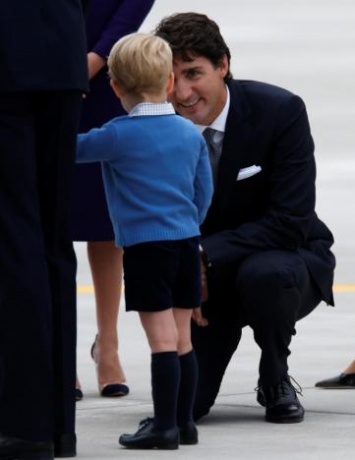 В сети появилось видео трехлетнего принца Джорджа который не дал "пять" Джастину Трюдо