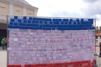 В центре Симферополя собрали флаг Крыма из пожеланий (ФОТО)