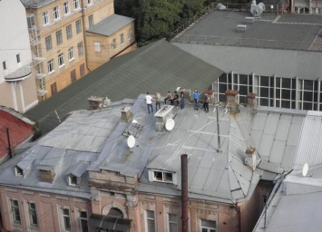 В центре Киева жителей напугала компания людей, которая забралась на опасную крышу