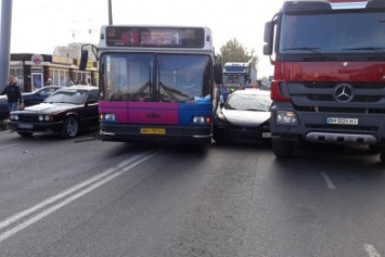 Пассажирский автобус в Одессе попал в серьезную аварию (ФОТО)