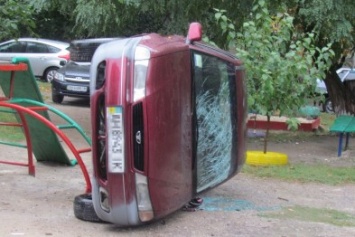 В Мариуполе неизвестные угнали автомобиль и уложили его на бок (ФОТО)