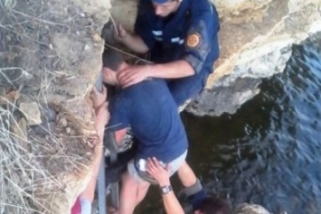 Вчера на Херсонщине спасатели снимали со скалы подростка