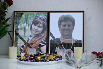 В Симферополе почтили память убитых год назад медиков (ФОТО)