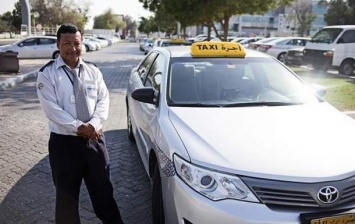 Водитель такси в ОАЭ вернул пассажиру забытые в салоне 500 тысяч долларов