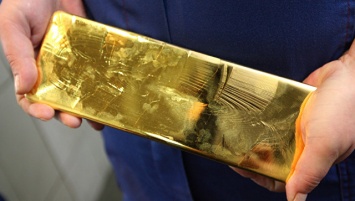 В урне аэропорта в Бангладеш нашли десяток золотых слитков