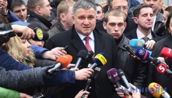 Аваков предупредил: Полиция будет применять оружие и шокеры "без сантиментов"