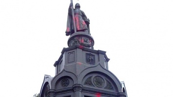 В Киеве вандалы облили красной краской памятник Владимиру