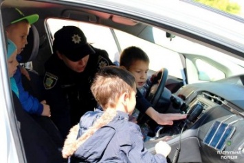 На прошлой неделе херсонские патрульные побывали в четырех школах и детском саду (фото)