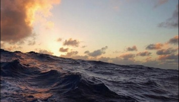 Американец провел 8 дней в Атлантическом океане на спасательном плоту