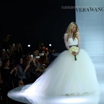 Вера Брежнева вышла на подиум в свадебном платье