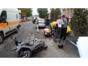 Таксист сбил мотоциклиста. Пострадавшего увезла "скорая" (фото)