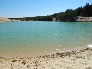 Полтавские "голубые озера" превратили в свалку (фото)