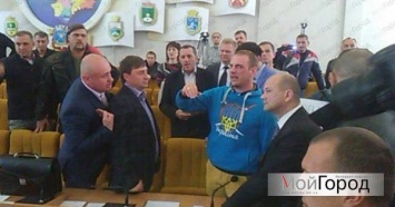 На сессии облсовета произошла потасовка между депутатами «Оппоблока» и участниками АТО