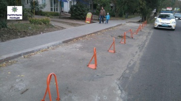 В Николаеве патрульные оштрафовали предпринимателя за самовольную установку препятствий для парковки