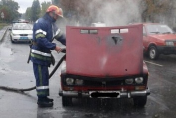 В Мирнограде (Димитрове) на дороге загорелся автомобиль