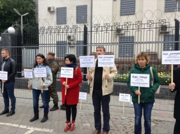 У посольства РФ развесили ленты с именами пропавших в Крыму людей
