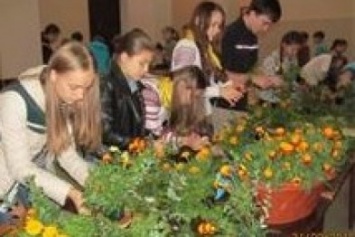 В Северодонецке учащиеся встретили немецких гостей флористическими композициями