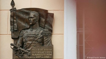 Суд в Санкт-Петербурге отклонил иск о демонтаже памятной доски Маннергейму
