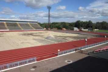 Стадион в Чернигове в обещанные сроки отремонтировать не успевают