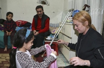 По стопам Анджелины Джоли: Линдсей Лохан встретилась с беженцами из Сирии