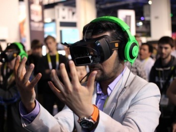 Смартфоны с поддержкой виртуальной реальности становятся все популярней