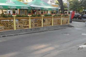 В центре Одессы летнюю площадку кафе намертво забетонировали в тротуар (ФОТО)